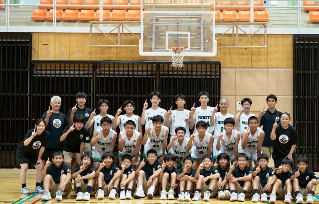 ROOTS のチーム集合写真