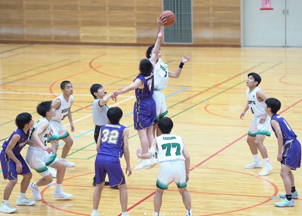 ジャンプボールの瞬間 — ROOTS の試合シーン